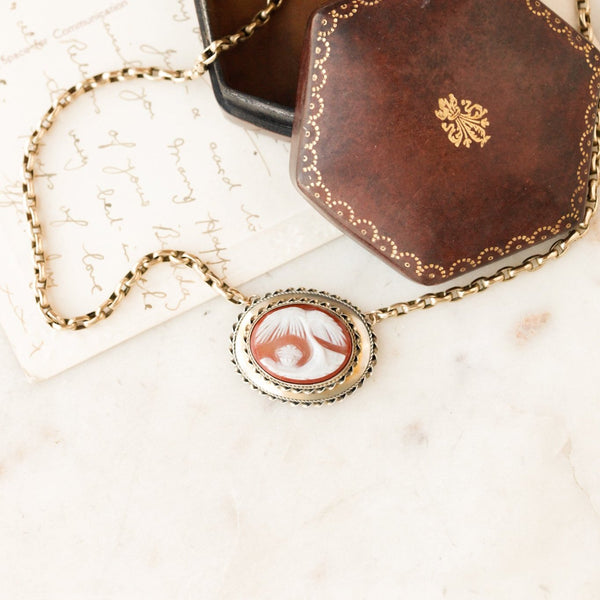 Elith Cameo Pendant