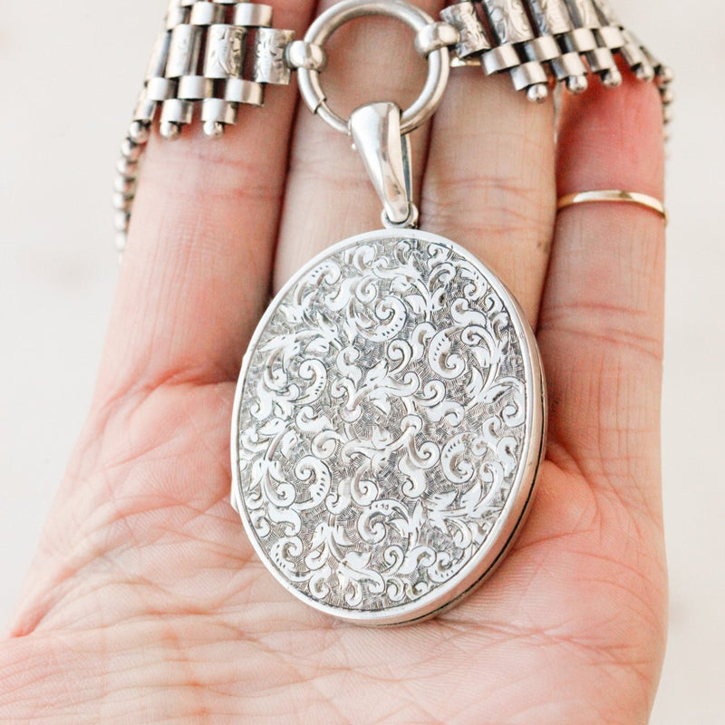 Arlen Engraved Locket